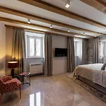 Sea Rocks 4*