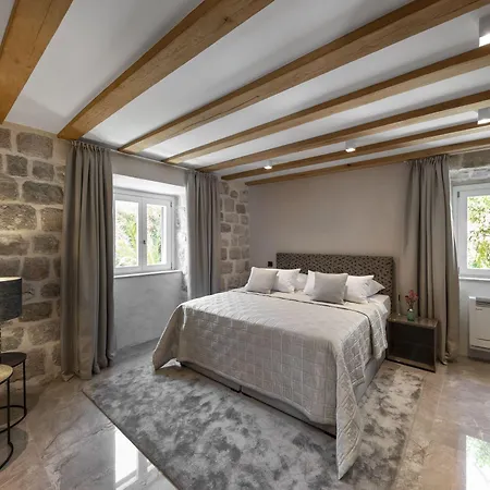 Sea Rocks Konukevi 4*