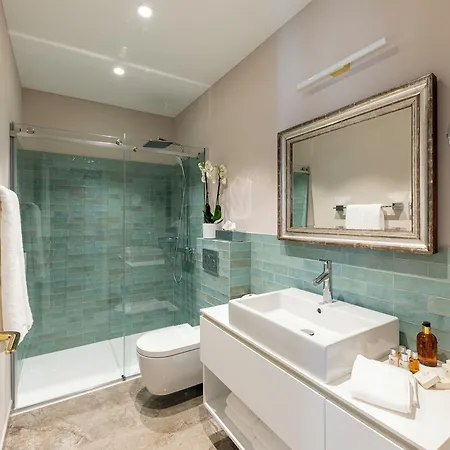 Sea Rocks Konukevi 4*