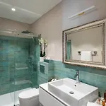 Sea Rocks 4*