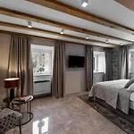 Гостевой дом Sea Rocks 4*