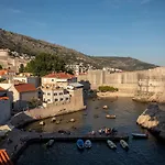 Sea Rocks 4*